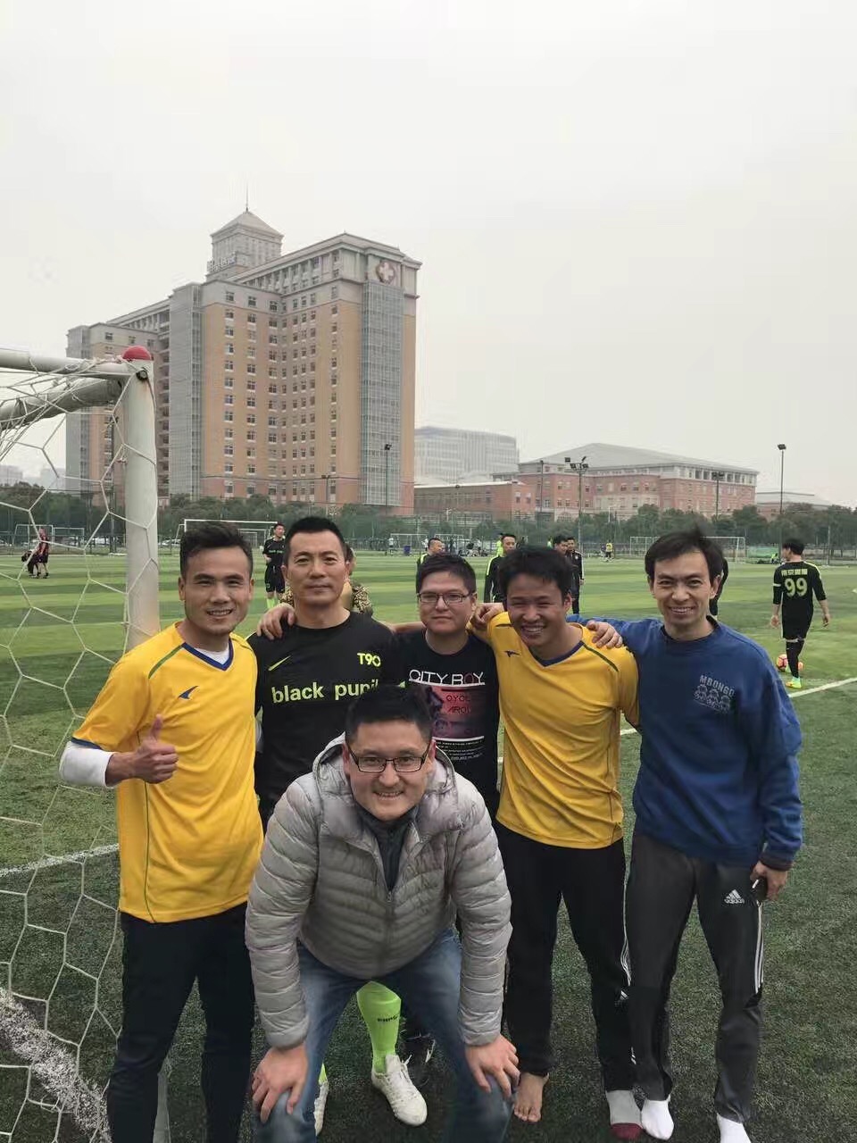 ***体育评论员黄健翔亲临创绿家足球队指导交流